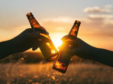 来碟花生米!这些酒文案写得太上头了!